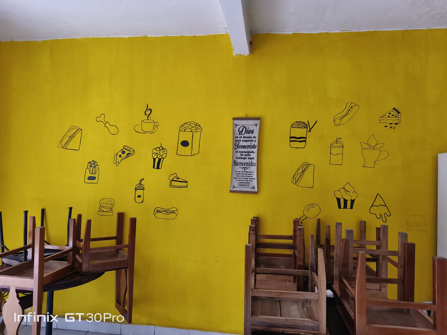 Interior del comedor El Maná, ambiente acogedor